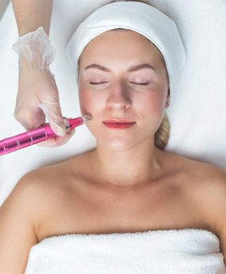 woman-having-facial-treatment-in-beauty-salon-closeup-oxy-derma-therapy.jpg